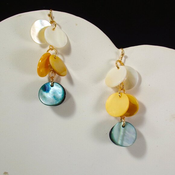Multi color shell necklace and earring set in blue, beige, and white shell disk - Picture 9 of 12